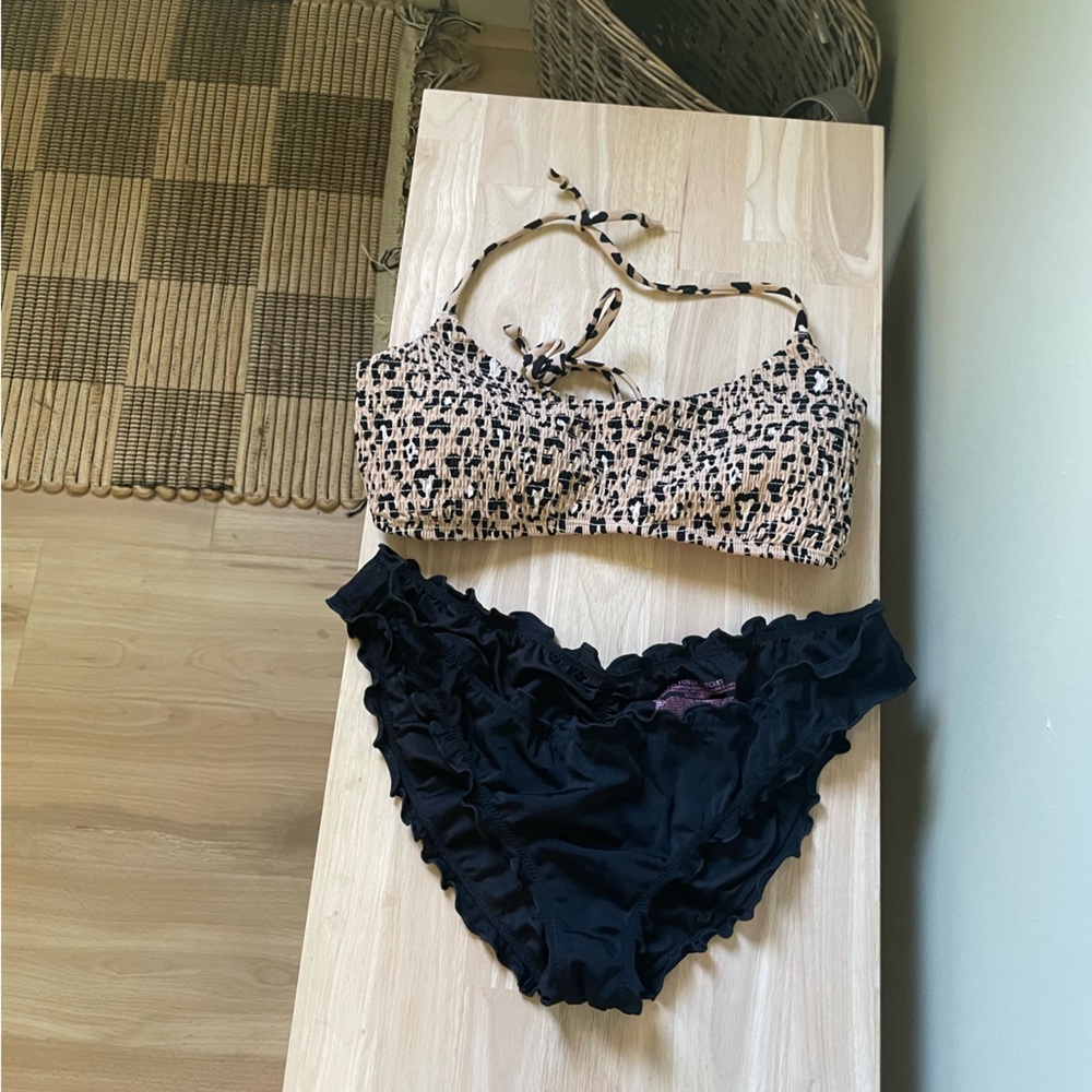 Cheetah bikini top (never worn) with black bikini bottoms